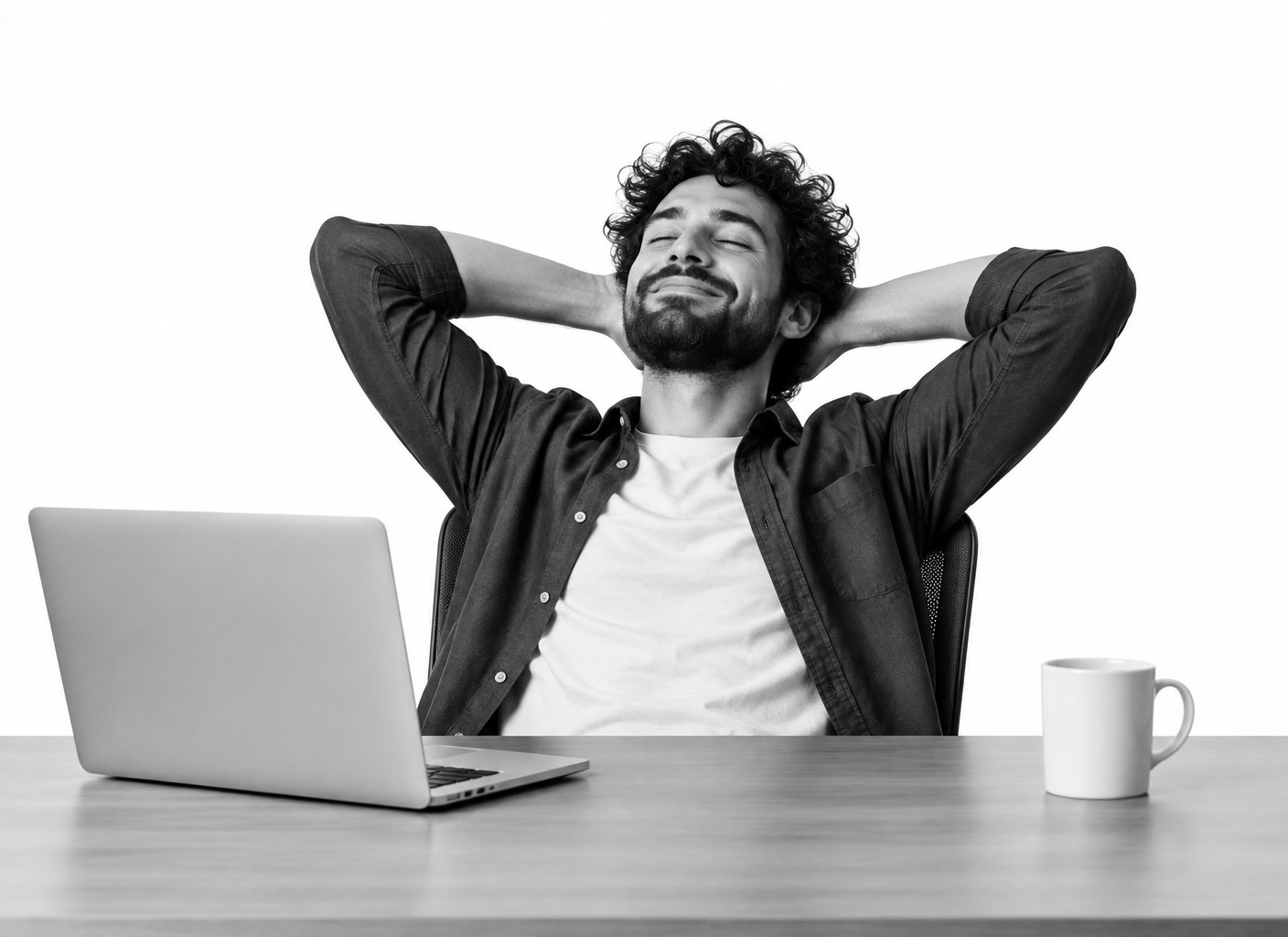 Personne détendue à son bureau avec un ordinateur portable et un mug