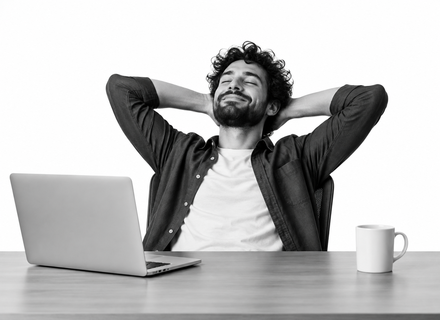 Personne détendue à son bureau avec un ordinateur portable et un mug